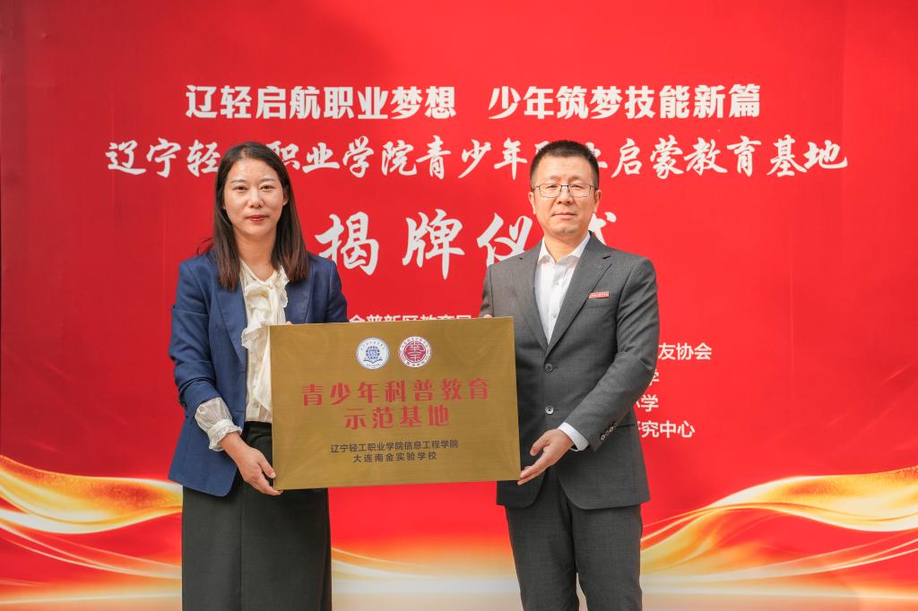 座谈会上石竹青表示