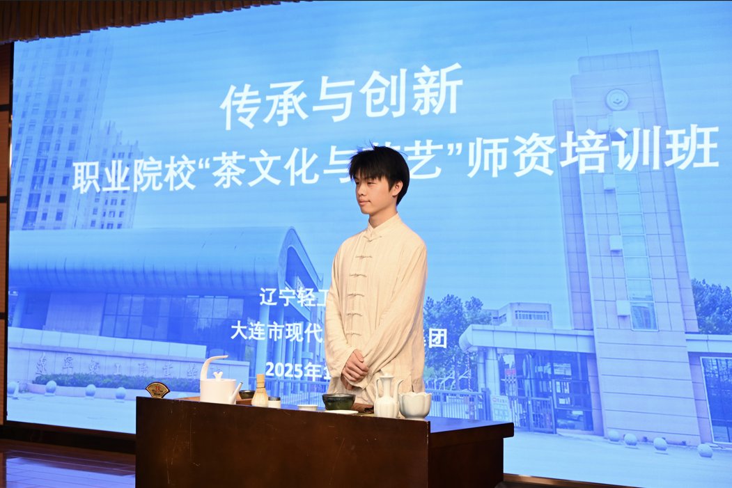 学员沉浸于博大精深的茶文化体验之中