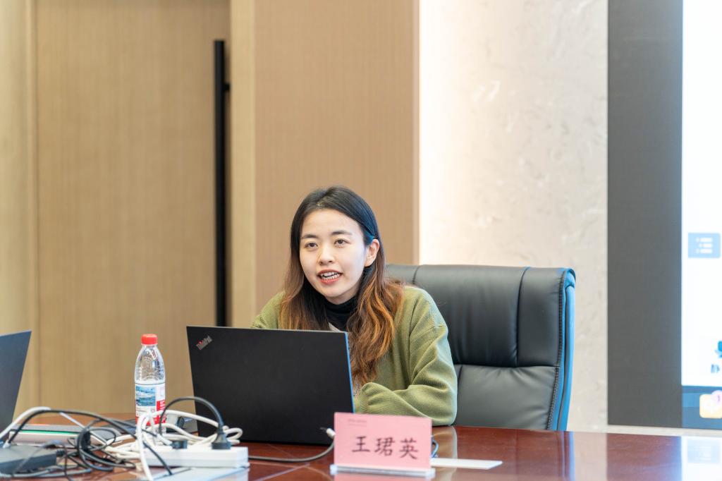 通过腾讯会议平台与圣彼得堡分会场实时